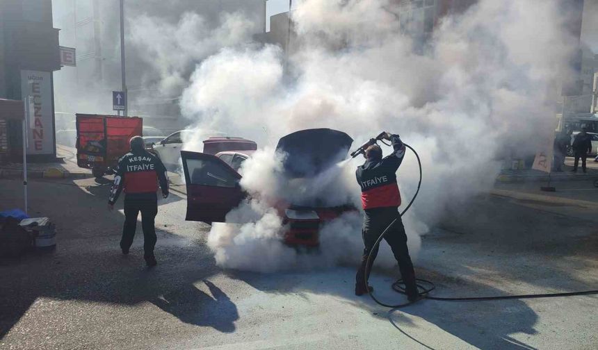 Keşan'da otomobilde çıkan yangın büyümeden söndürüldü