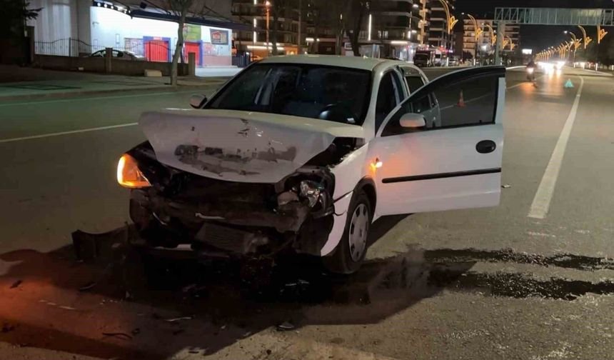 Kırmızı ışıkta bekleyen otomobile arkadan çarptı: 1 yaralı