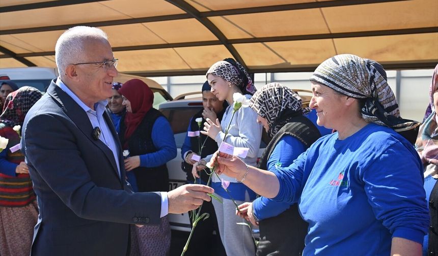 Kumluca Belediye Başkanı Avcıoğlu çalışan kadınları ziyaret etti