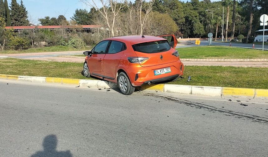 Manavgat'ta iki otomobilin çarpışması sonucu 2 kişi yaralandı