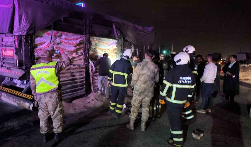 Mardin'de hayvan yemi yüklü tırın dorsesinde yangın çıktı