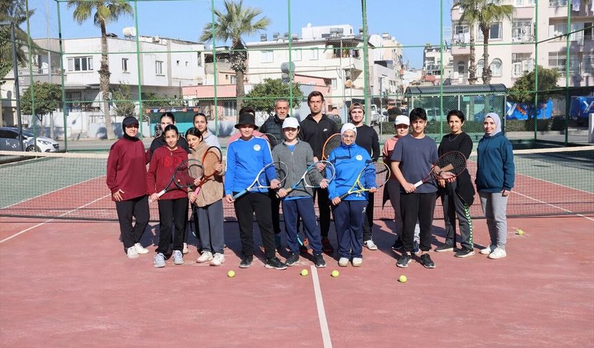 Mersin'in Akdeniz ilçesinde gençler için tenis kursu veriliyor