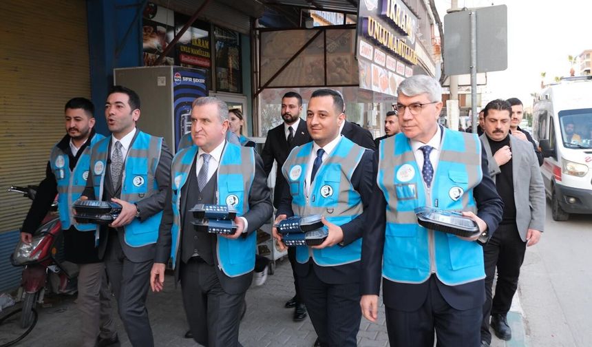Bakan Bak ve Seydi Gülsoy Osmaniye’de İftar Dağıtımında