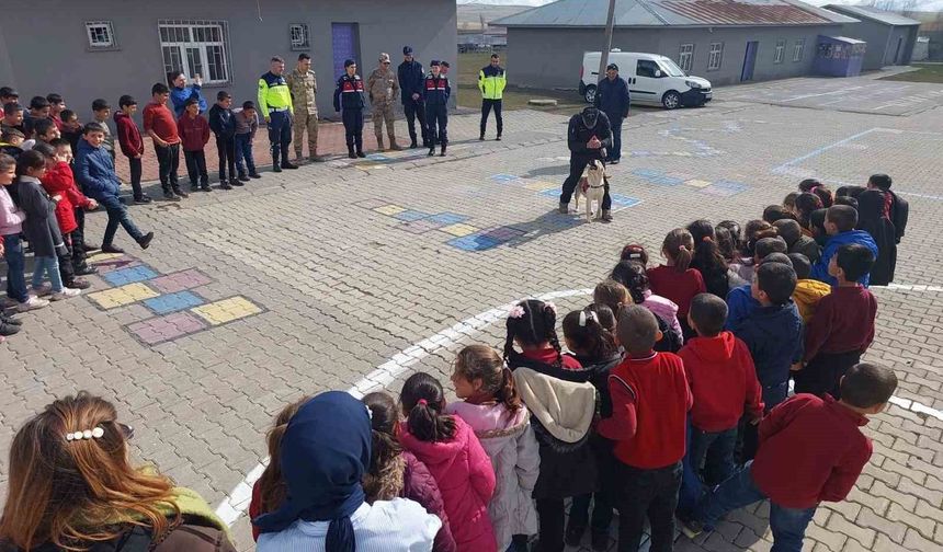 Muş'ta jandarmadan öğrencilere güvenlik ve trafik eğitimi