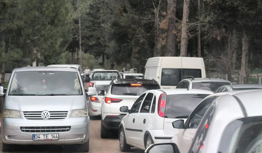 Osmaniye’de Bayramın İlk Günü Mezarlıkta Trafik Yoğunluğu