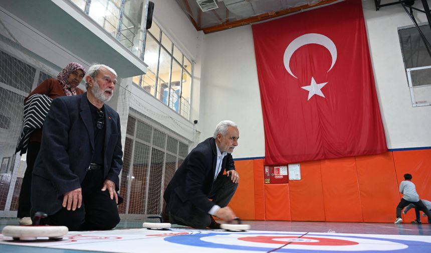 Osmaniye'de dede ve nineler spor müsabakalarında torunlarıyla yarıştı