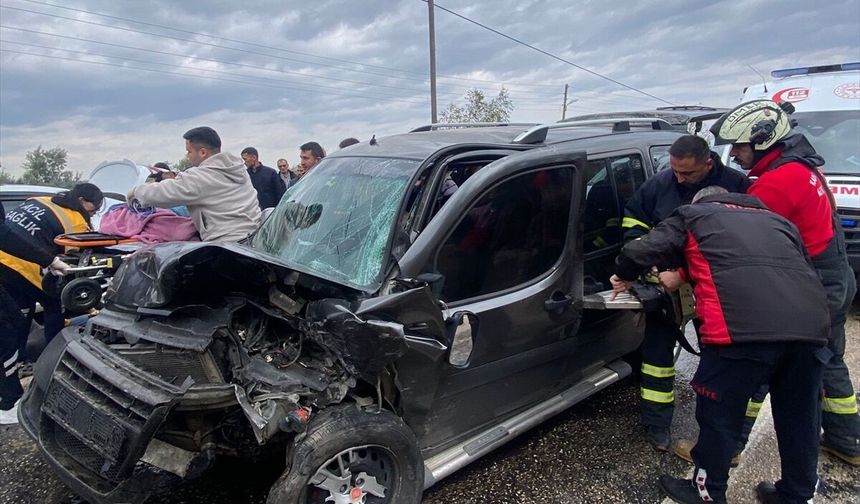 Osmaniye'de otomobil ile hafif ticari araç çarpıştı, 1 kişi öldü, 8 kişi yaralandı