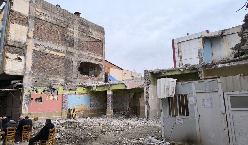 Osmaniye'de Tehlikeli Arz Eden Bina Üç Yıl Sonra Yıkıldı