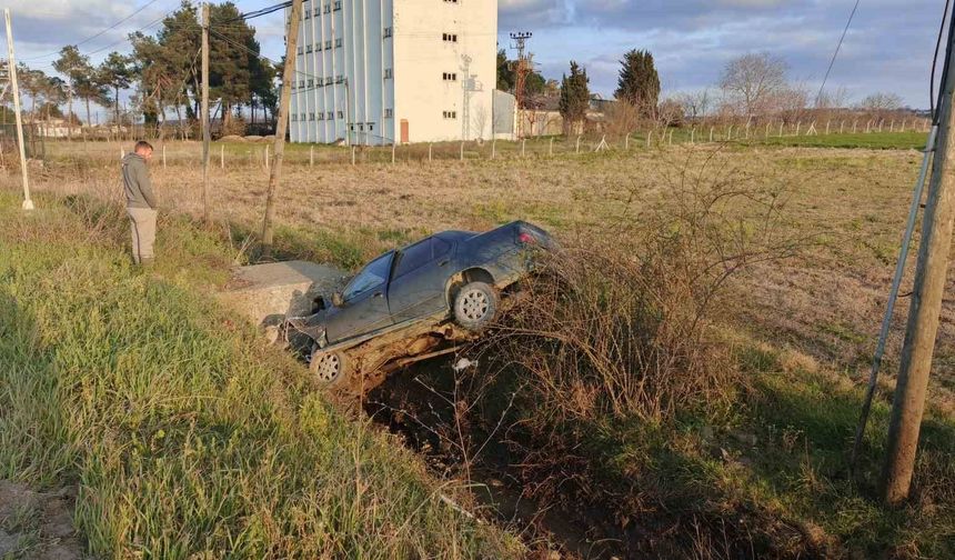 Otomobil su kanalına düştü, sürücü yaralandı