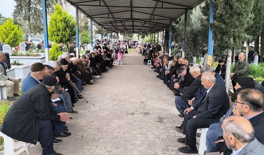 Sakızgediği’nde Mezarlıkta 33 Yıllık Bayram Geleneği