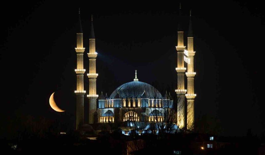 Selimiye'nin üzerinde hilal büyüledi