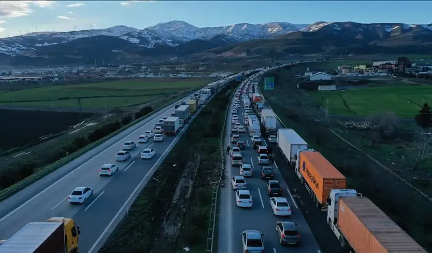 TAG Otoyolu’nda iftar saatinde uzun araç kuyrukları oluşuyor