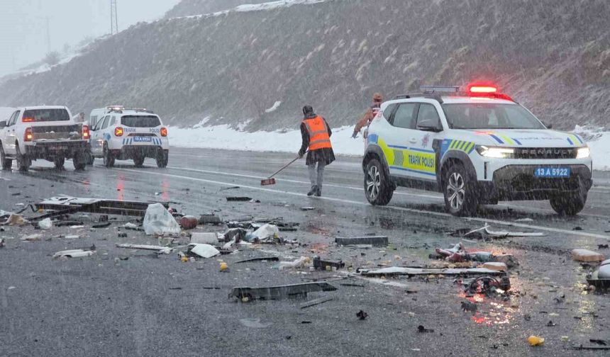 Tatvan'daki feci kazada karı koca hayatını kaybetti