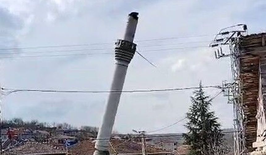 Tokat'ta depremde hasar alan cami minaresi kontrollü şekilde yıkıldı