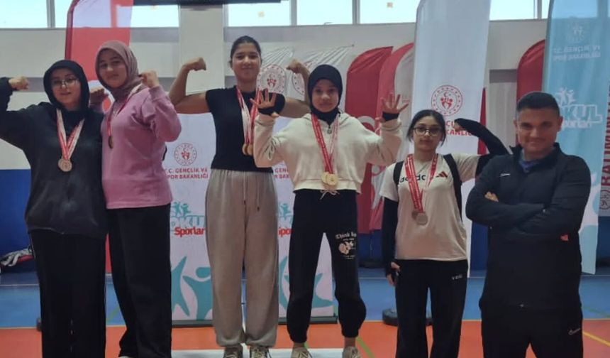 Toprakkale’nin Kızları Bilek Güreşinde Zirvede