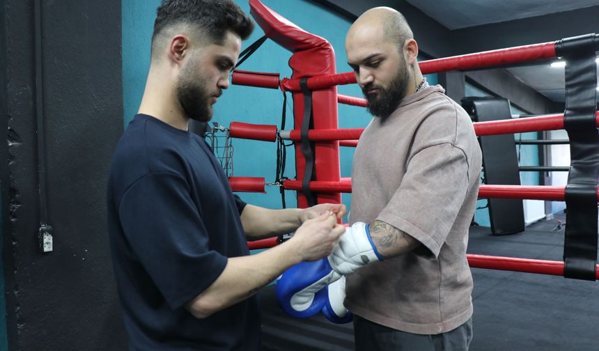 Trafik kazasında ağır yaralanan boksör azmiyle ringlere döndü