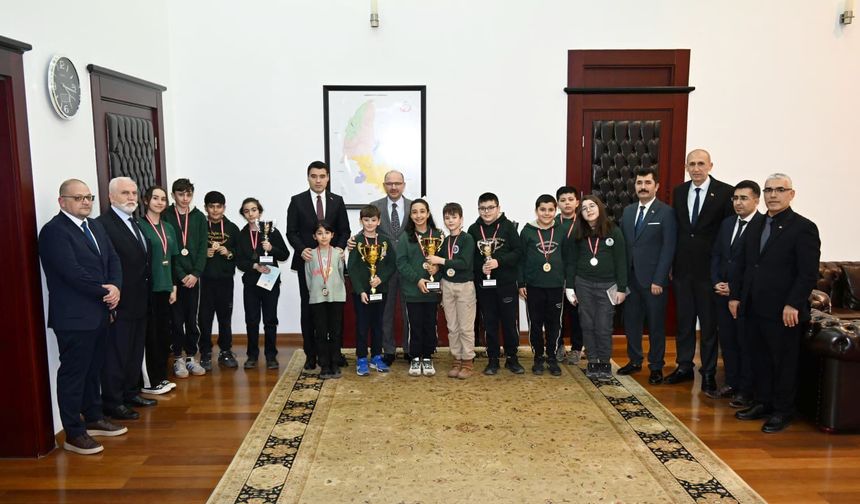 Osmaniye Valisi Serdengeçti, Şampiyon Öğrencileri Ağırladı