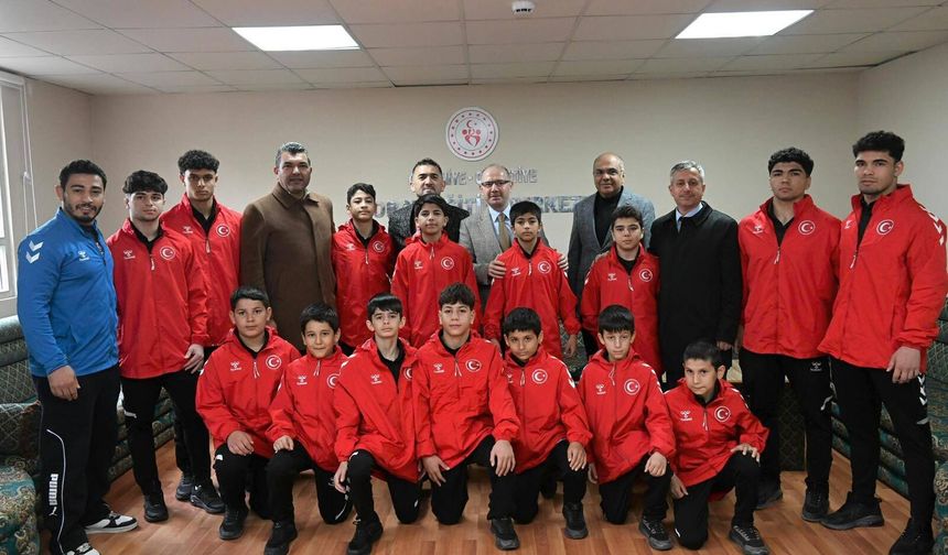 Vali Serdengeçti Sporcularla Buluştu