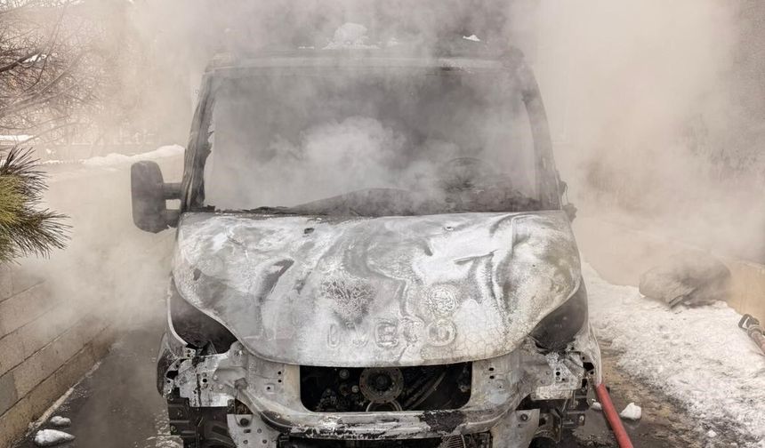 Van'da park halindeki kamyonet yandı