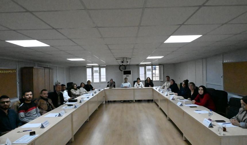 ÇEKÜS Birimi Sorumlu Hekimi Dr. Mehmet Şamil Berber ile program eğitimcileri tarafından takdim edildi.