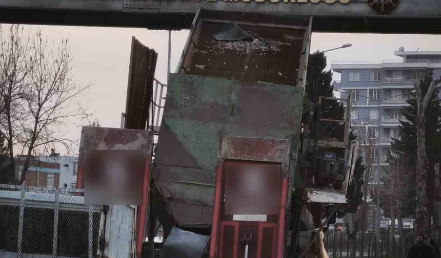 Yüksek yüklü tır üst geçitten geçemedi