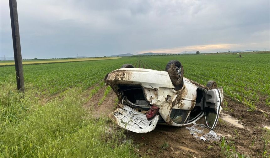 Adana'da devrilen otomobildeki 4 kişi yaralandı