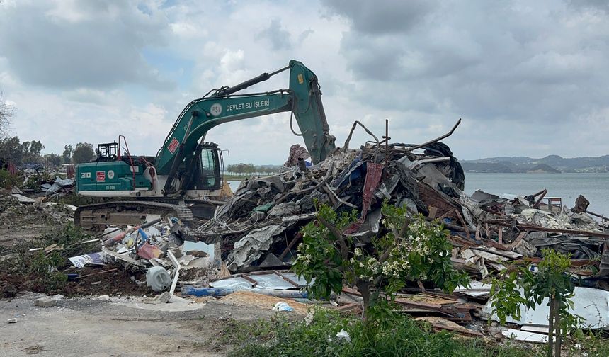 Adana'da göl kıyısındaki kaçak yapıların yıkımı sürüyor