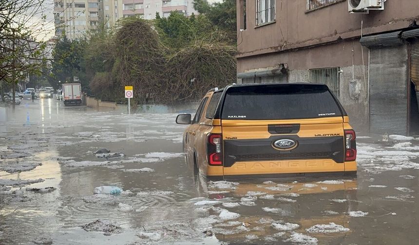 Adana'da sağanak ve dolu hayatı olumsuz etkiledi
