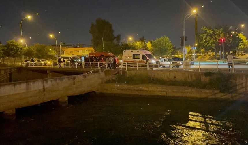 Adana'da sulama kanalına düşen genç kayboldu