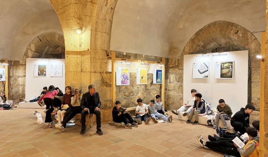 Alanya'da 800 öğrenci Kütüphane Haftası'nı tarihi Kızılkule'de kitap okuyarak kutladı