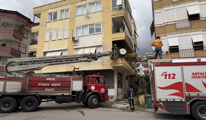 Alanya'da apartman dairesinde çıkan yangın hasara neden oldu
