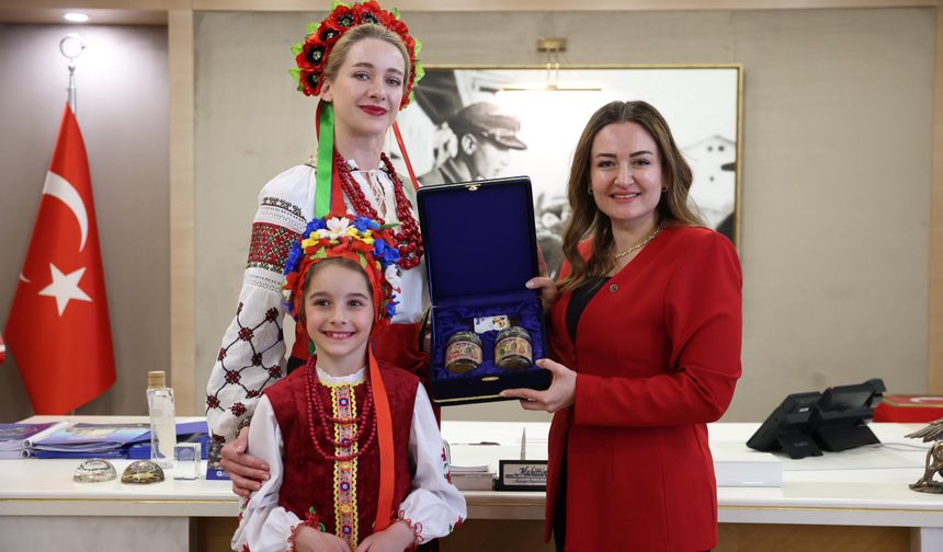 Antalya Büyükşehir Belediyesi Başkan Vekili Özdemir dünya çocuklarını ağırladı