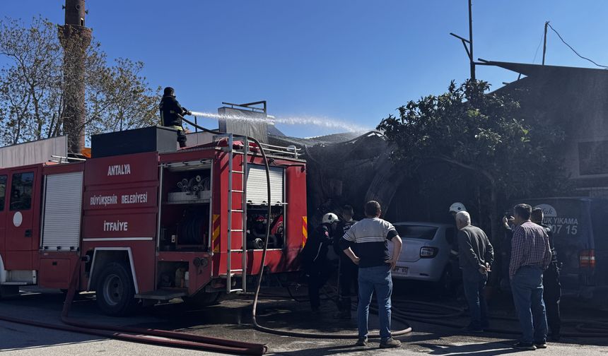 Antalya'da oto tamir ve yedek parça dükkanında çıkan yangın hasara neden oldu
