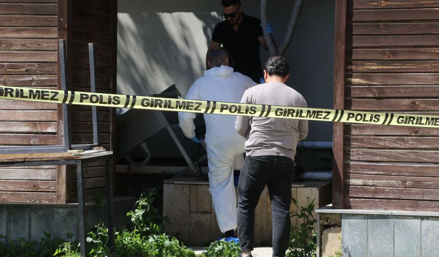 Antalya'da reklam panosunun ayağında erkek cesedi bulundu