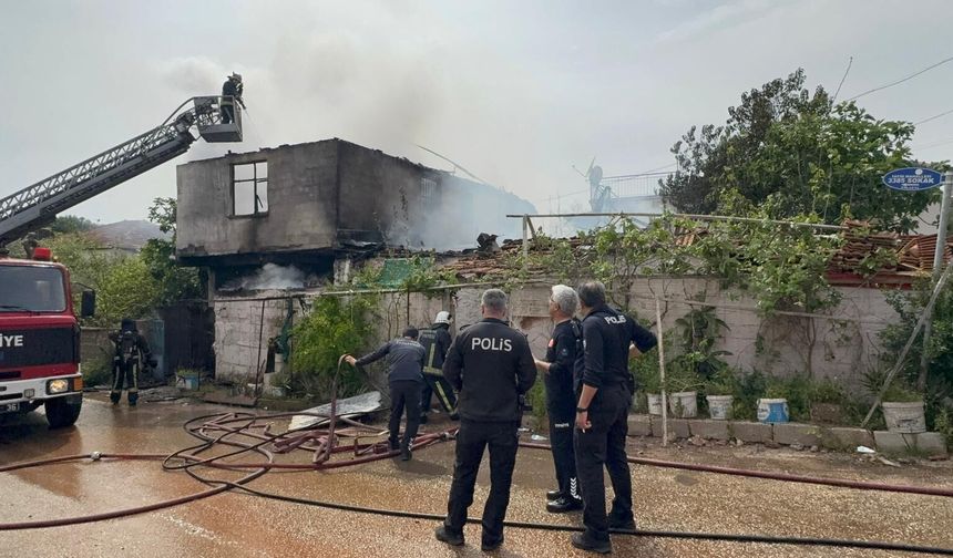 Antalya'da yangın çıkan müstakil ev kullanılamaz hale geldi