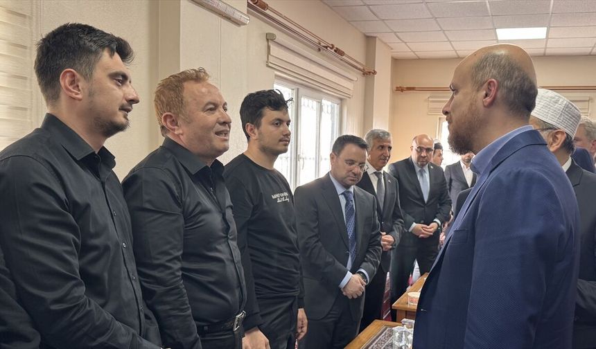 Bakanlardan Kahramanmaraş'taki okul saldırısında hayatını kaybeden öğretmen Kara'nın ailesine taziye ziyareti