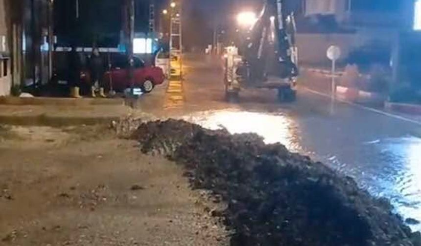 Böcekli’de Yağış Alarmı Belediye Ekipleri Seferber Oldu