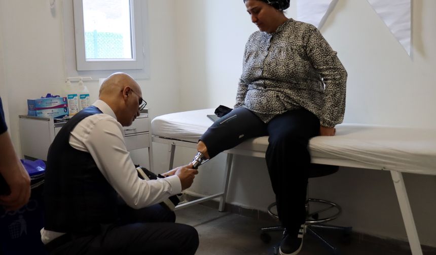 Enkaz altından çıkarılan Hataylı depremzede 3 yıl sonra protezle ayağa kalktı