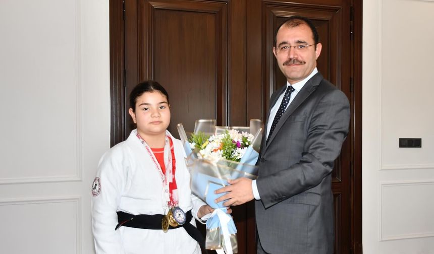 Kaymakam Dolu’dan Şampiyon Öğrenciye Tebrik