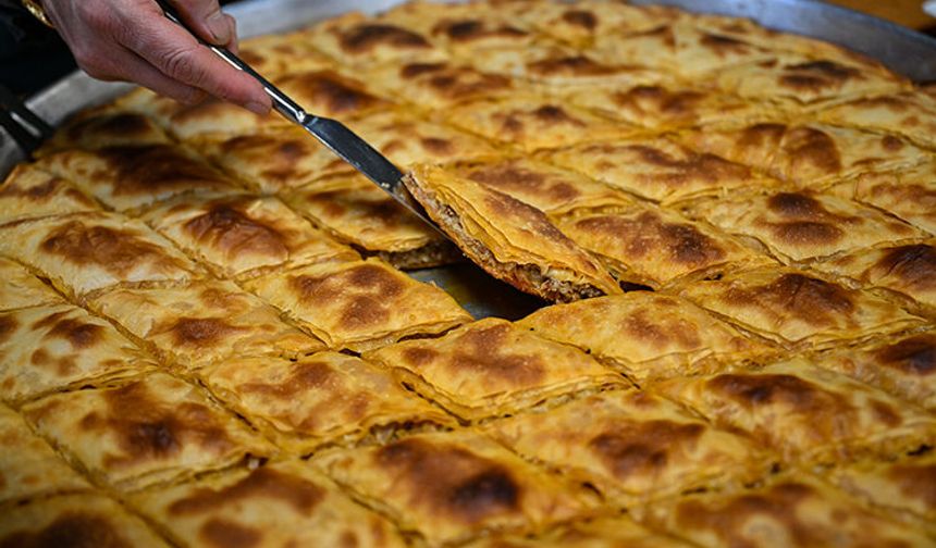 Sofraların Baş Tacı Osmaniye Etli Kömbesi Nasıl Pişirilir?