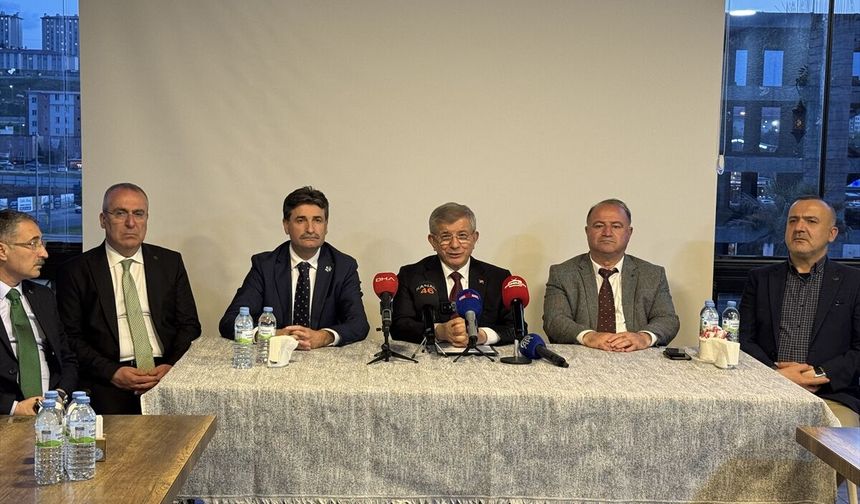Gelecek Partisi Genel Başkanı Davutoğlu Kahramanmaraş'taki saldırıda hayatını kaybedenlerin ailelerini ziyaret etti