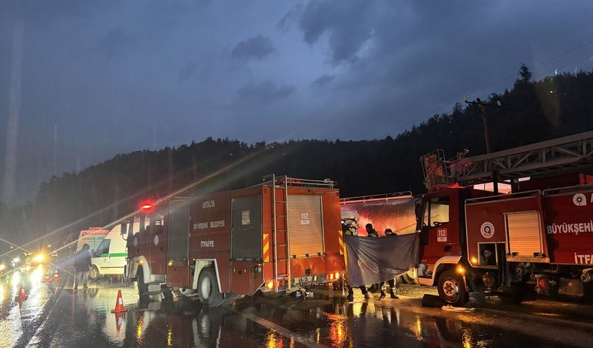 GÜNCELLEME - Burdur'da minibüsle tırın çarpışması sonucu 7 kişi öldü, 3 kişi yaralandı