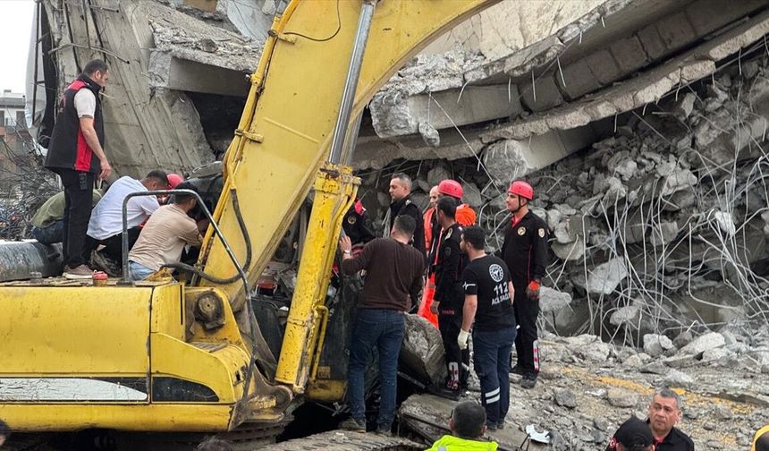 GÜNCELLEME - Kahramanmaraş'ta 5 katlı otoparkın yıkımı sırasında iş makinesi enkaz altında kaldı