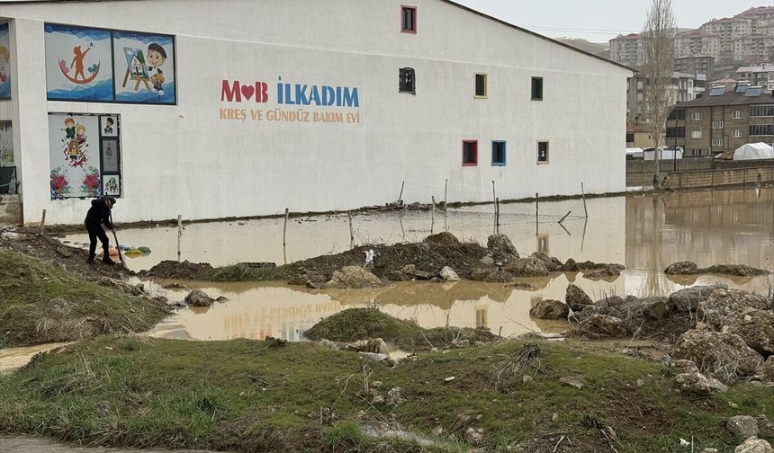 Hakkari'de sağanak hayatı olumsuz etkiledi