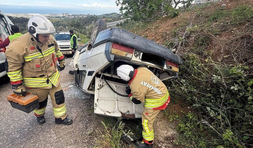 Hatay'da takla atan otomobildeki 2 kişi yaralandı