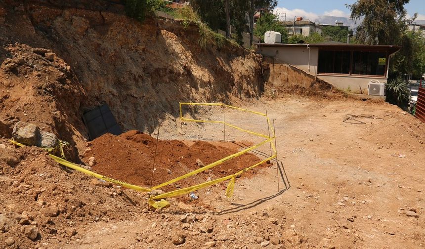 Hatay'da temel kazısı sırasında tarihi kalıntılara rastlandı