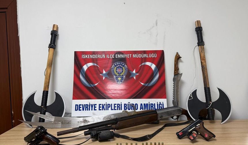 İskenderun ilçesinde balkonuna silah ve kesici alet asan kişi yakalandı