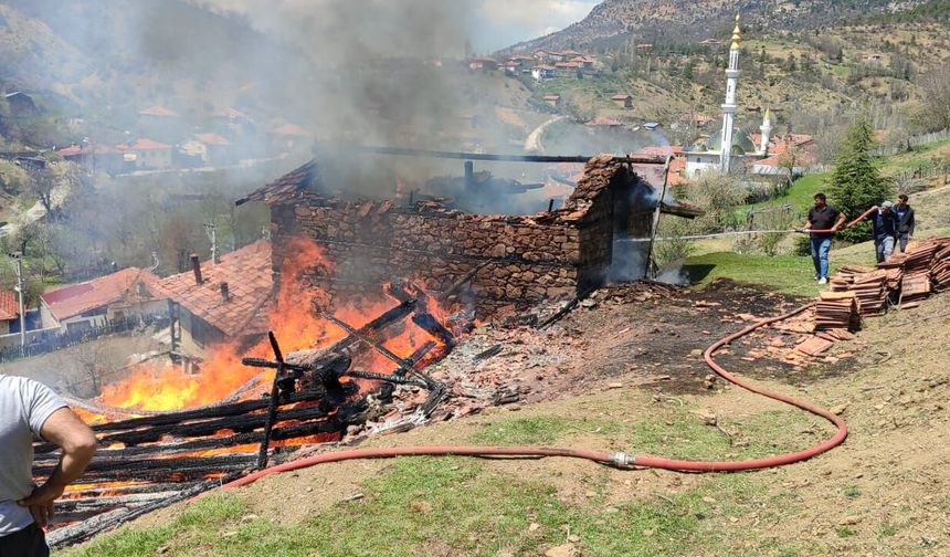 Isparta'da çıkan yangında saman deposu kullanılamaz hale geldi
