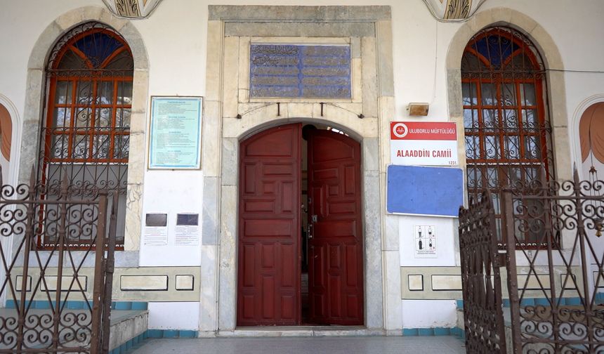 Isparta'da yaklaşık 8 asırlık Selçuklu camisi zamana direniyor