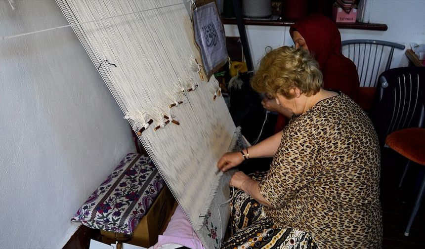 Isparta'daki sanat evinde kadınlar hem meslek sahibi oluyor hem kazanç elde ediyor